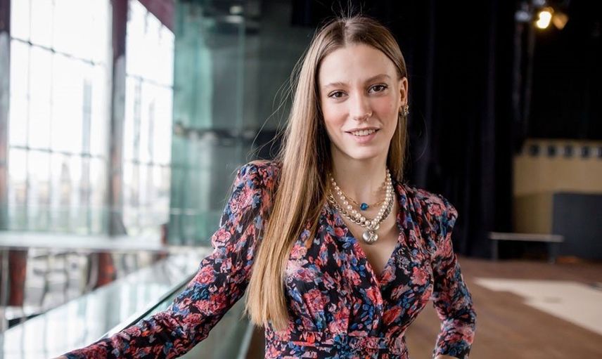 Serenay Sarıkaya iddiasını konuşturdu: Dekolte öyle değil böyle verilir diyen ünlü oyuncunun paylaşımına ‘İçine bir şey giymemiş’ yorumu geldi