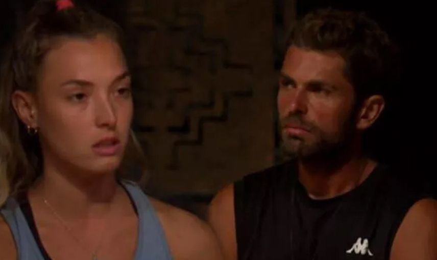 Survivor'da Sevgililer Gününü Özel Ünlüler Takımındaki Mert Öcal'dan Gönüllüler Takımındaki Sude Burcu'ya Çiçek Gitti!
