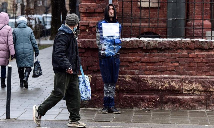 Sıcak gelişmelerin yaşandığı Ukrayna'nın Lviv kentinde casus şüphelisi bir şahıs direğe bağlandı