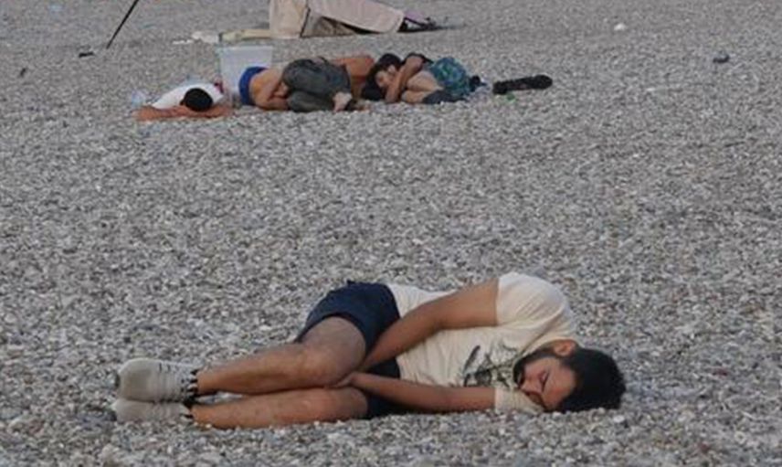Sıcaklardan Bunalan Tatilciler Konyaaltı Sahilinde Sabahladı