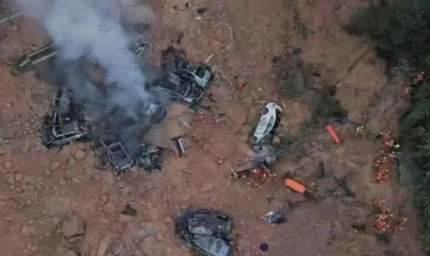 Şiddetli yağışlar sonucu otoyol çöktü, onlarca kişi hayatını kaybetti!