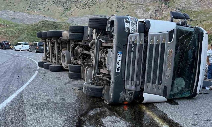 Siirt-Eruh Karayolunda Tır Devrildi: Sürücü Ağır Yaralı