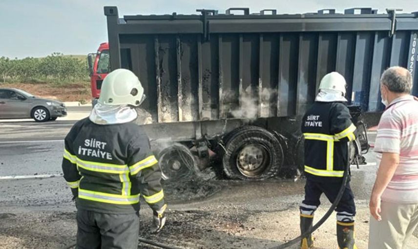 Siirt’te Lastikleri Alev Alan Kamyonu Kül Olmaktan Sürücü Kurtardı