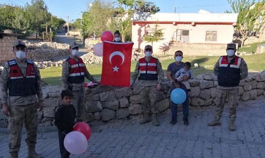 Siirt'te Yaşayan Küçük Hülya İstedi Jandarma Yerine Getirdi