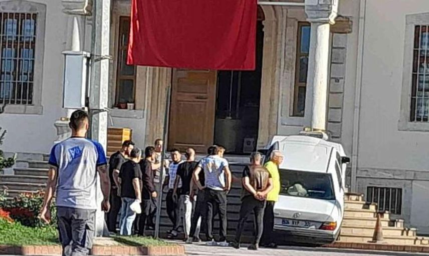 Sinop'ta bir garip kaza! Kontrolünü kaybeden sürücü otomobiliyle Sinop Adliyesi'nin merdivenlerine çıktı