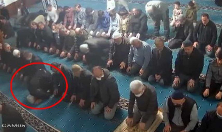 Sinop'ta camide namaz kılan vatandaş kalp krizi geçirdi: O anlar kameraya yansıdı!