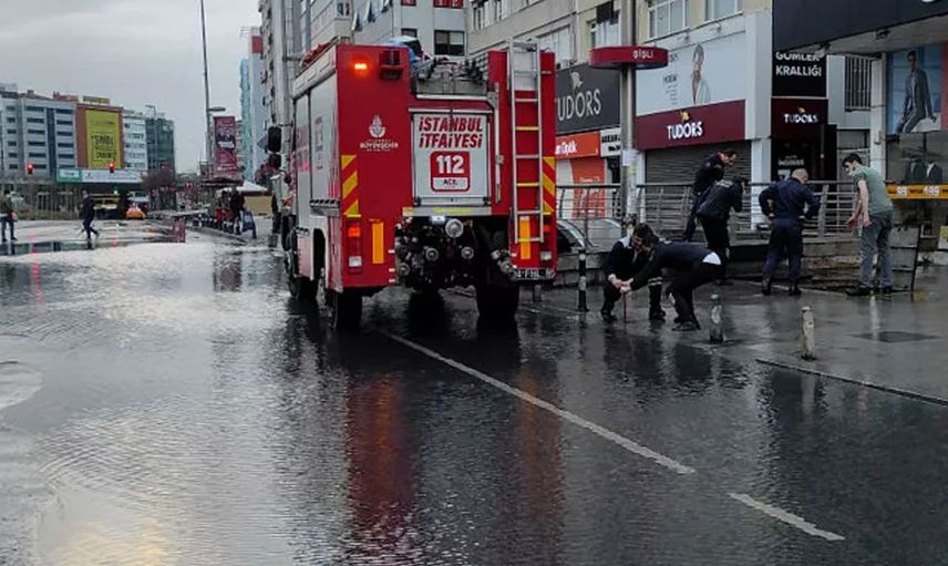Şişli’de hareketli anlar: Metro istasyonundaki İSKİ’ye ait su borusu patladı