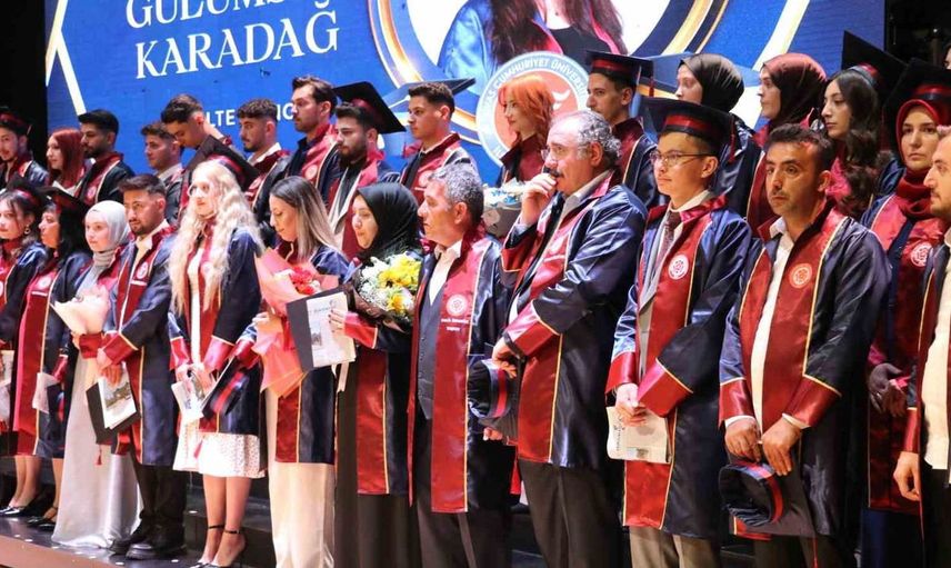 Sivas Cumhuriyet Üniversitesi'nde Mezuniyet Töreni Coşkusu