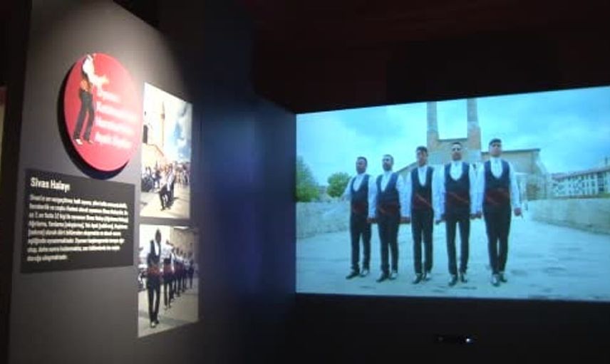 Sivas halayının simülasyonu, turistlerin ilgisini çekiyor