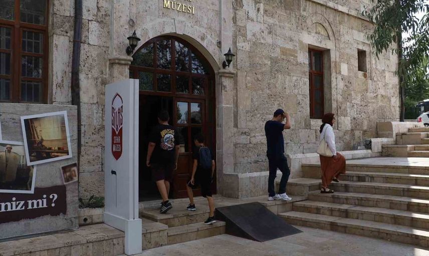 Sivas halayının simülasyonu turistlerin ilgisini çekiyor