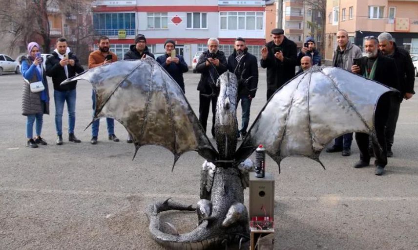 Sivas sokaklarında ateş püskürten ejderha: Vatandaşlar görüntülemek için sıraya girdi