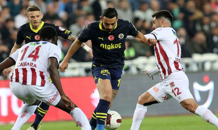 Sivasspor Fenerbahçe maçında tartışılan an: Hakemler Sivasspor'un penaltısına ne dedi?
