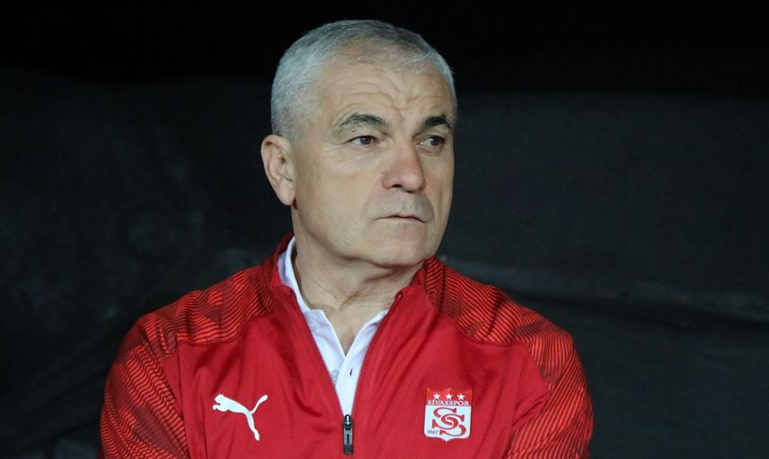 Sivasspor'da Rıza Çalımbay, Türkiye Kupası finalinde Kayserispor'u mağlup ederek kupayı kazandıkları için çok mutlu olduklarını söyledi Milli Takım'a seçilmeyen futbolcuları nedeniyle isyan etti