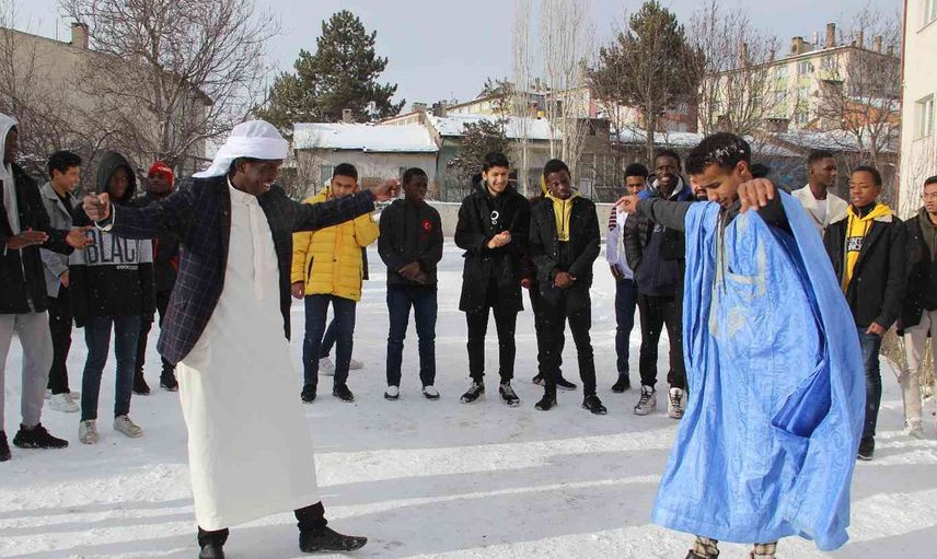 Sivas'ta Afrikalı Öğrencilerin Kar Sevinci! Mutluluktan Halay Bile Çektiler