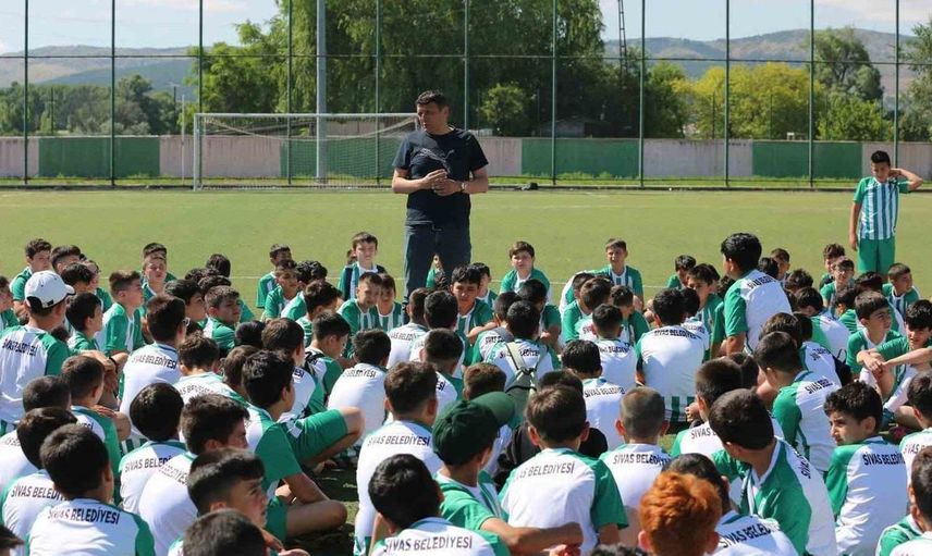 Sivas'ta çocuklar yaz spor okullarında futbol eğitimine devam ediyor