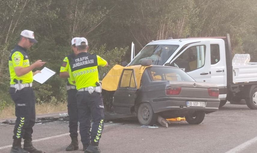 Sivas'ta kamyonet ile otomobil çarpıştı: 1 ölü, 2 yaralı