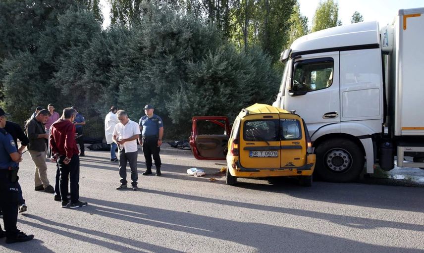 Sivas’ta katliam gibi kaza: 4 kişi öldü, 1 kişi ağır yaralandı