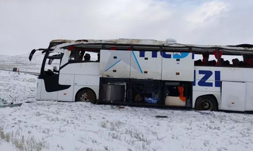 Sivas'ta korkunç kaza: Yolcu otobüsü devrildi! Çok sayıda yaralı var