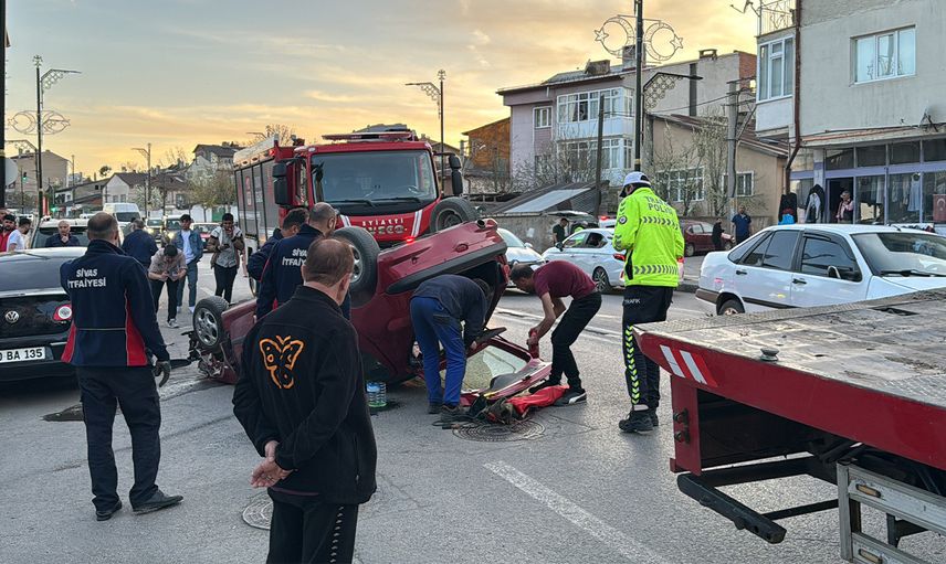 Sivas'ta korkutan kaza: Kontrolden çıkan otomobil park halindeki araca çarptı