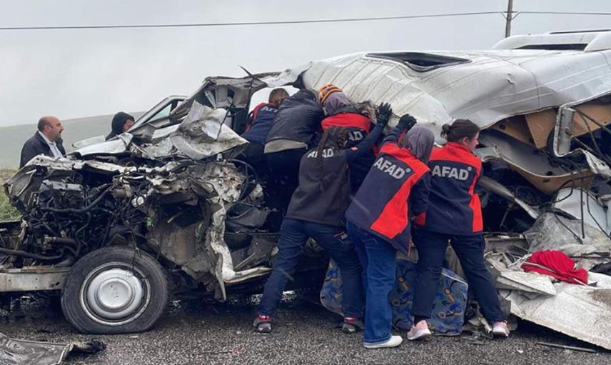 Sivas’ta servis aracı ile tır çarpıştı: Çok sayıda ölü ve yaralı var