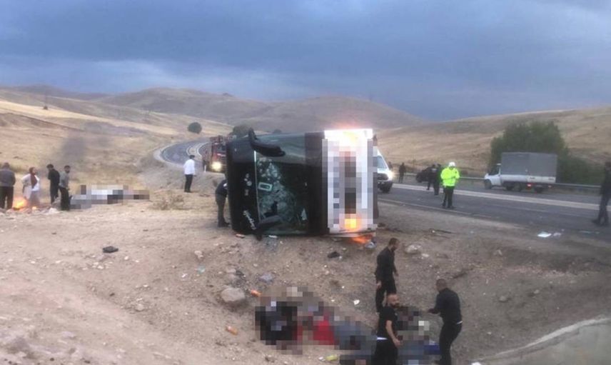 Sivas’ta yolcu otobüsü devrildi: Çok sayıda ölü ve yaralı var