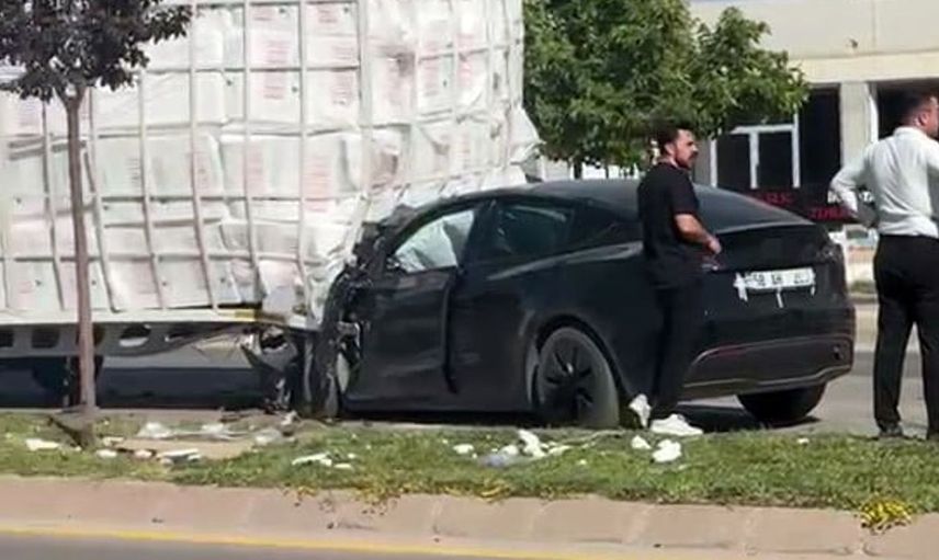 Sivas’taki kazada dorseye çarpan Tesla otomobil hurdaya döndü: 1 yaralı