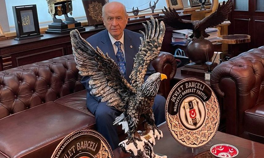 Siyah Beyazlı Takım Camiasından Devlet Bahçeli'ye İmzalı Beşiktaş Forması!