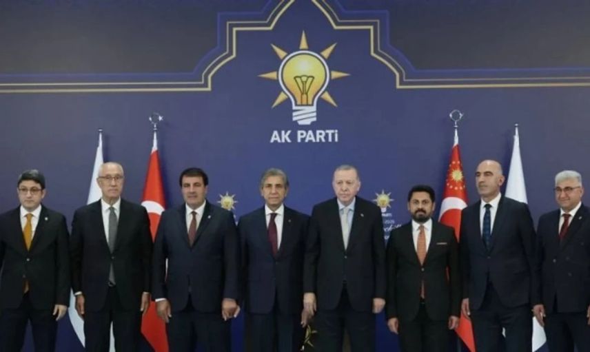 Siyasette yeni rüzgar: 4 partiden 7 belediye başkanı AK Parti’ye geçti!