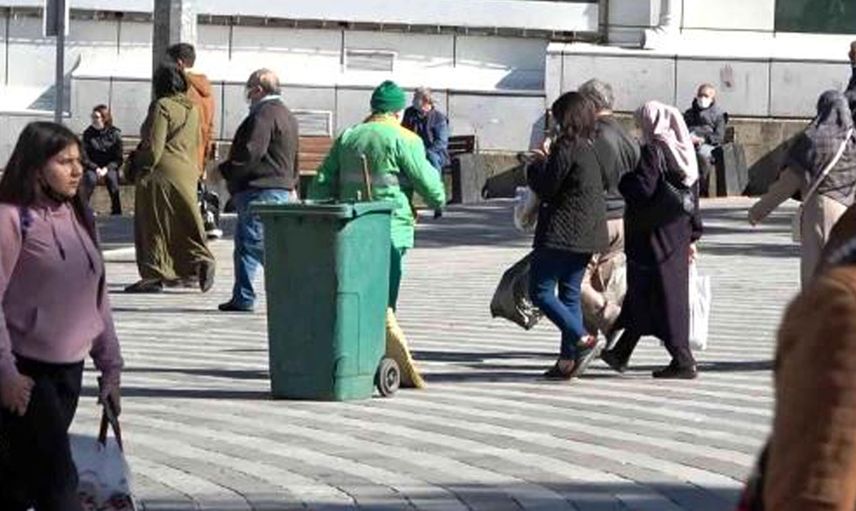 Sokakları Temizlerken Süpürgesine Takıldı: İçinden 650 Bin TL Çıktı
