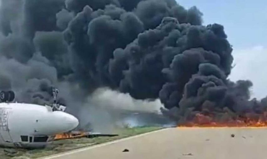 Somali'de korkunç uçak kazası! Alev alev yandı!  30’dan fazla yolcunun bulunuyordu