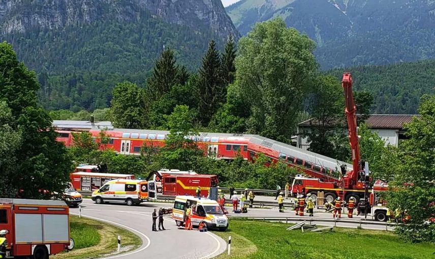 Son Dakika: Almanya'da tren raydan çıktı! Ölü ve yaralılar var!