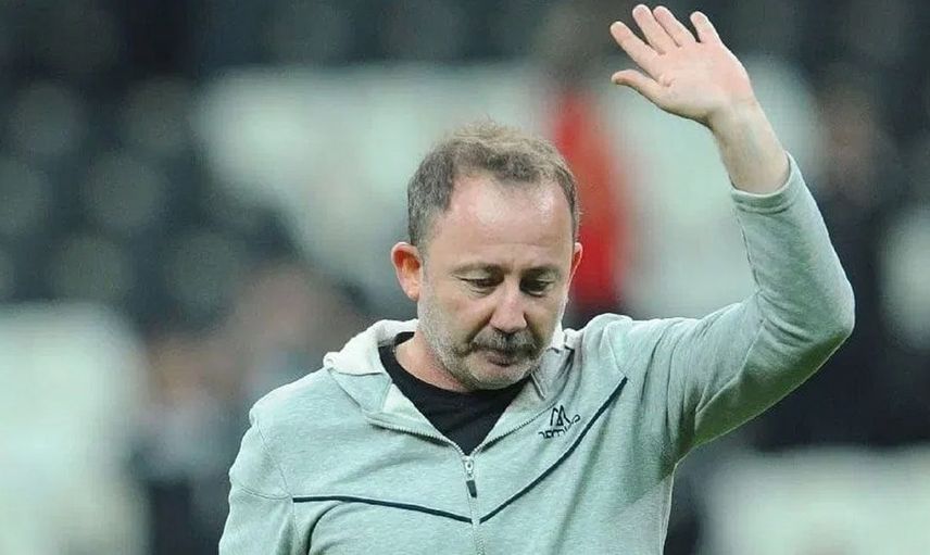 Son Dakika: Beşiktaş Taraftarı Sergen Yalçın'ın Evinin Önünde Toplandı