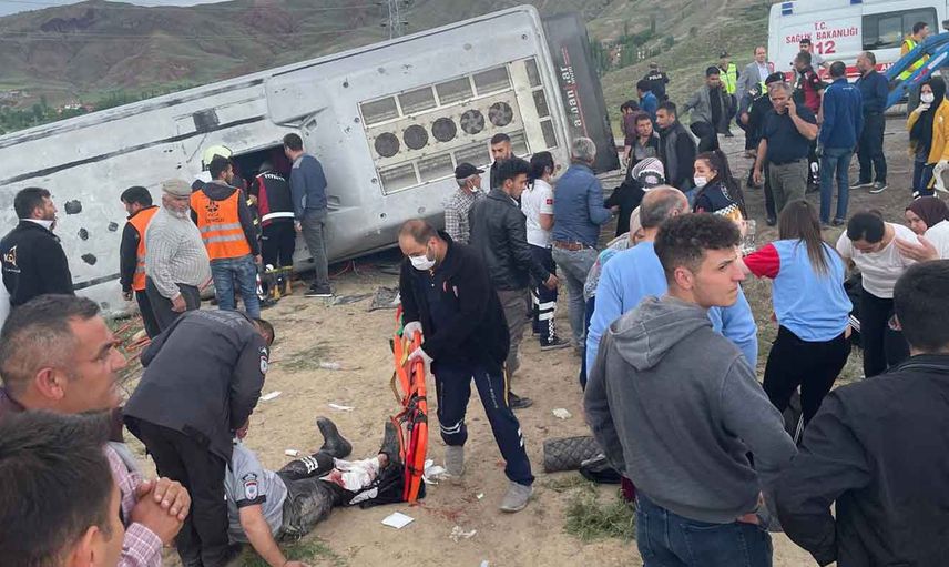 Son dakika: Çankırı Eldivan Yolu'nda fabrika işçilerini taşıyan otobüs devrildi! Çok sayıda yaralı var