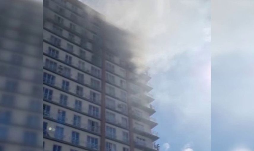 Son dakika Esenyurt'ta bir rezidansta yangın çıktı çok sayıda itfaiye ekibi olay yerine gitti