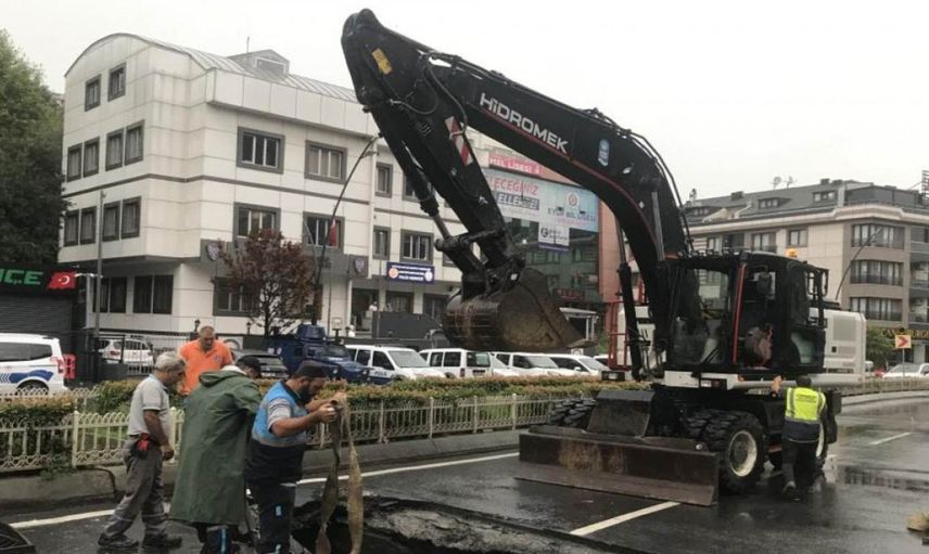 Son dakika: Eyüpsultan’da sağanak yağış sebebiyle yol çöktü! İETT otobüsü çukura düştü