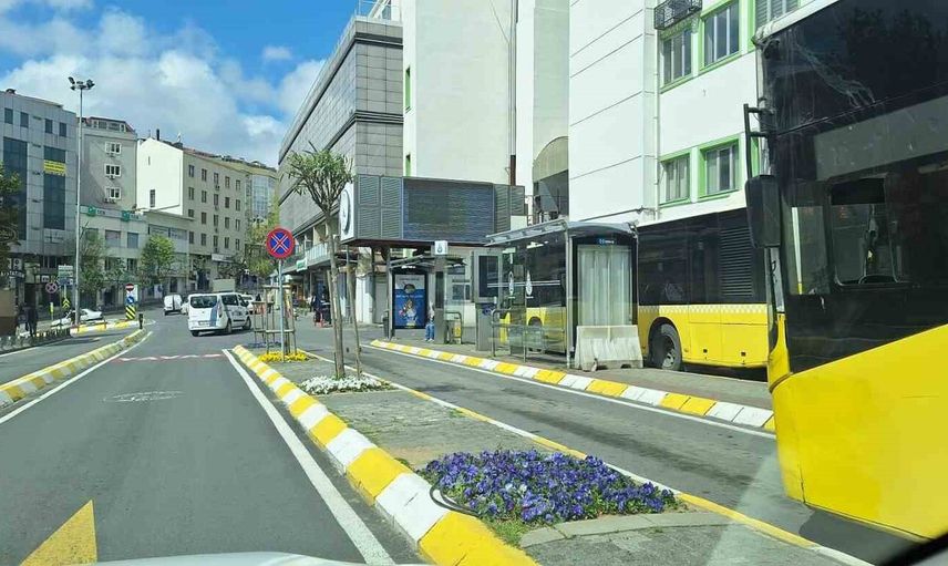 Son Dakika! Faciaya ramak kaldı: İETT otobüsü durağa daldı!