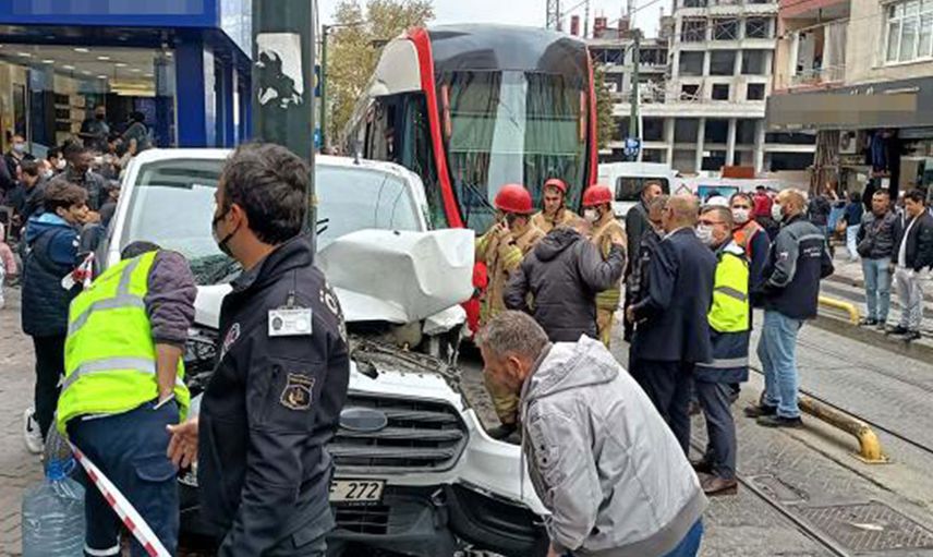 Son Dakika: İstanbul Zeytinburnu'nda Tramvay İle Araç Çarpıştı! Seferler Aksadı