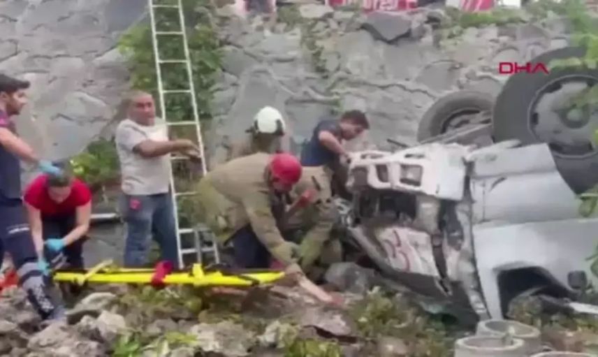 Son Dakika! İstanbul’da Feci Kaza: Kamyon Sitenin Bahçesine Uçtu