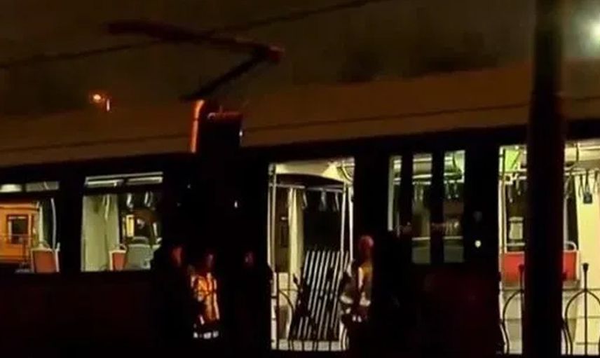 Son Dakika! İstanbul'da iki tramvay kafa kafaya çarpıştı
