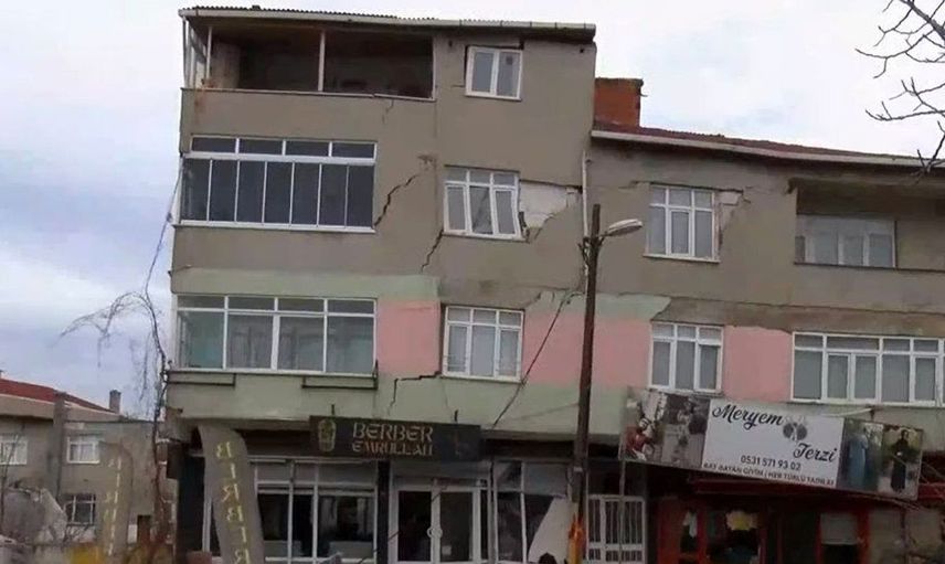 Son Dakika: İstanbul’da korkutan bina çöküntüsü!