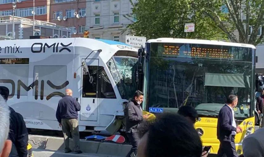 İstanbul'da feci kaza: Fatih'te raylı yola giren İETT otobüsü tramvayla çarpıştı!