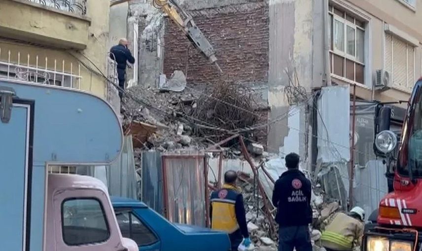 Kadıköy'de bina çöktü! Ekipler harekete geçti