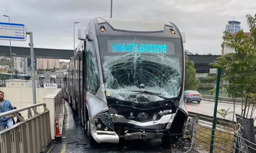 Son Dakika: Kadıköy’de metrobüs kazası! Olay yerine çok sayıda sağlık ekibi gönderildi