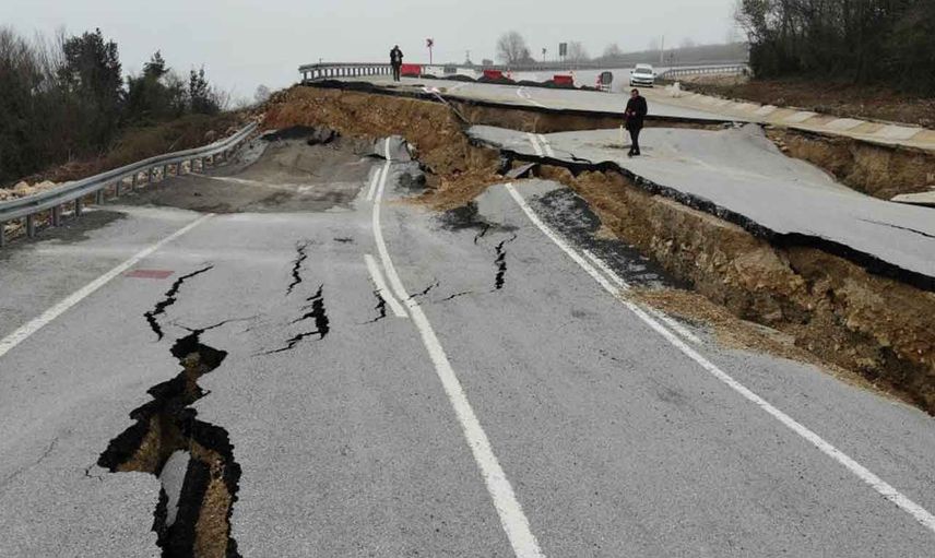 Son Dakika: Karadeniz'i İstanbul'a bağlayan yol heyelan nedeniyle çöktü!