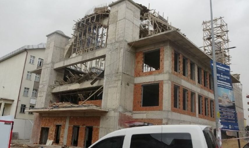 Son Dakika: Lodos Sonucu Yıkılan Camii İskelesinde 8 Kişi Yaralandı!