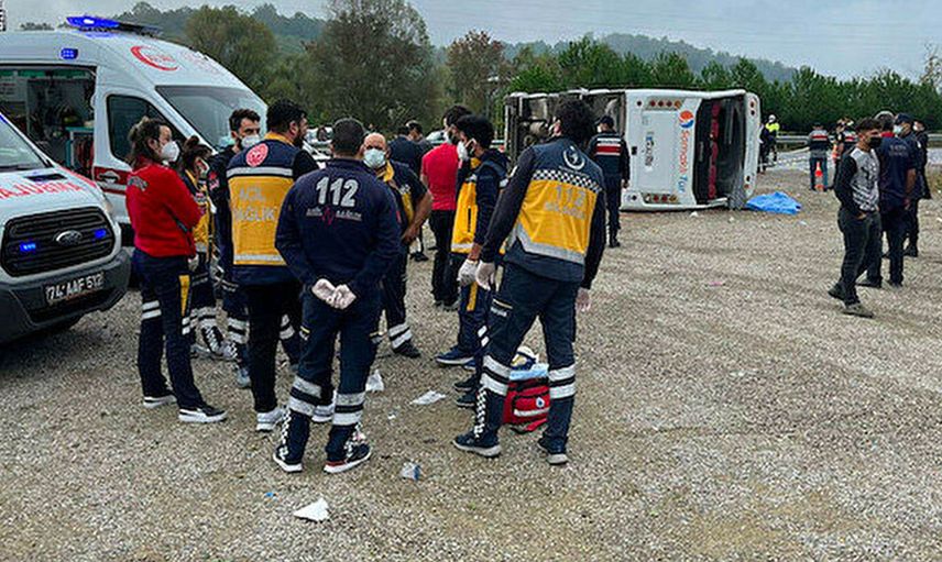 Son Dakika:  MHP Toplantısına Giden Yolcu Otobüsü Devrildi!