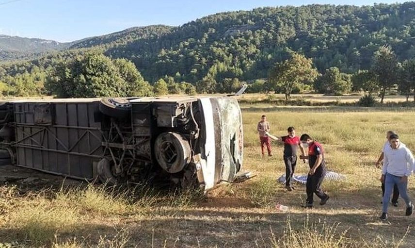 Son Dakika! Muğla'da Otobüs ile Öğrenci Servisi Çarpıştı