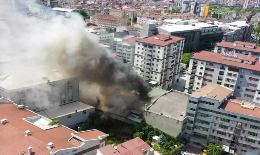 Son Dakika! O ilçeyi alevler sardı: Ayakkabı deposu yangınında büyük mücadele!