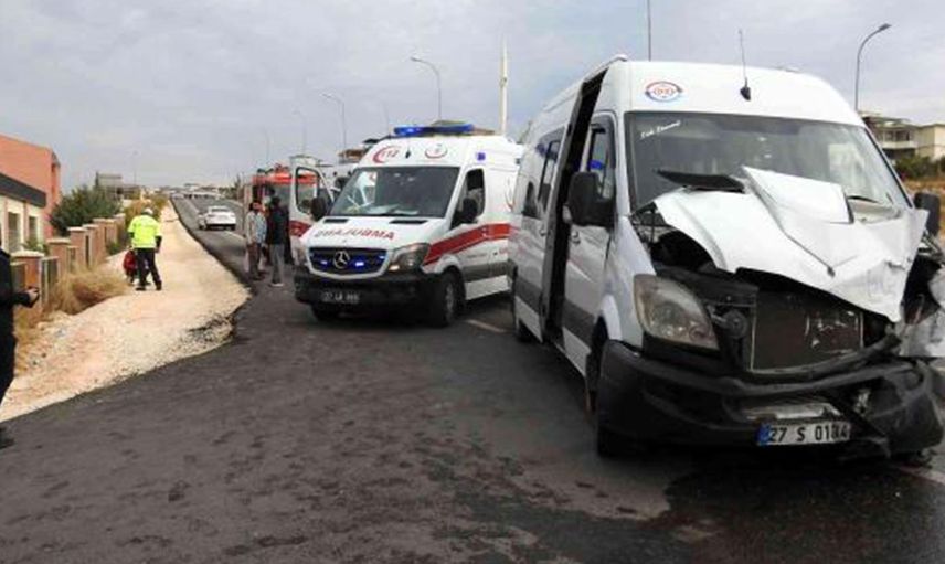 Son Dakika: Okul Servisi İle Halk Otobüsü Çarpıştı! Çok Sayıda Yaralı Var