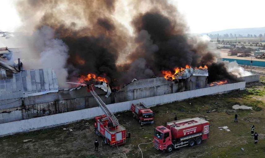Son dakika: Osmaniye'de büyük yangın! Geri dönüşüm fabrikası alev aldı: Çevre illerden çok sayıda itfaiye sevk edildi!
